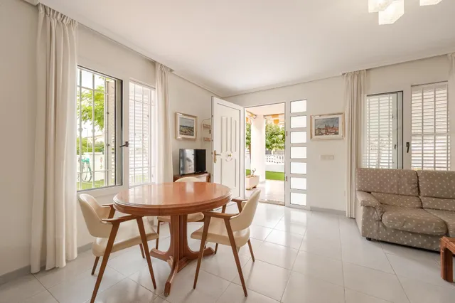 Amplia vivienda con piscina privada, terraza y garaje cerrado — 6