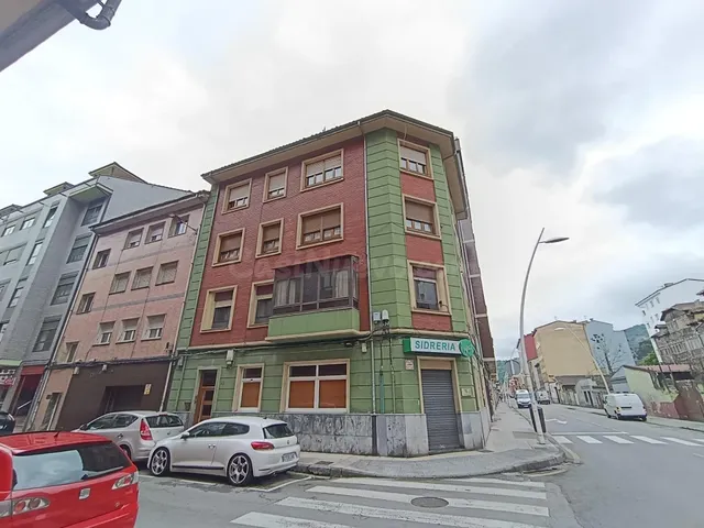 Amplio piso con terraza y enormes posibilidades en Sama de L - foto 3