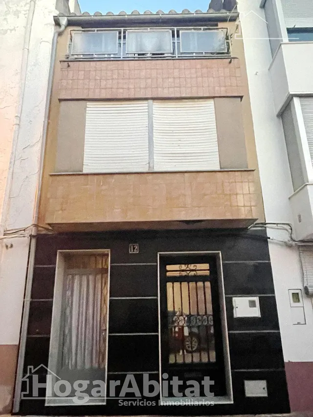 AMPLIA CASA CON MUCHAS POSIBILIDADES — 34