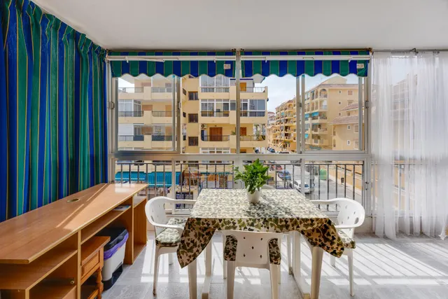 Apartamento semi reformado con orientación sur, vistas laterales al mar y piscina comunitaria. — 6