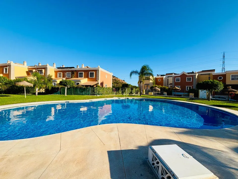 Amplia Planta Baja en Olletas-Sierra Blanquilla, Málaga - Ideal para Familias