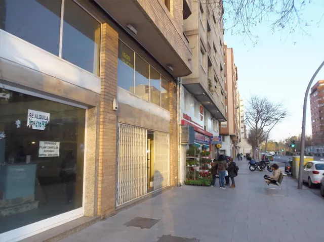 Se alquila local comercial con mucha fachada, muy cerca de E - foto 2