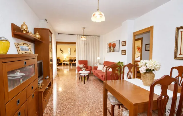 Piso con piscina, garaje y a dos calles de la playa — 9