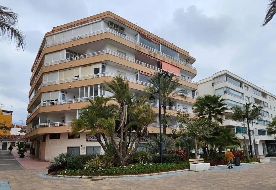 Magnifico piso en edificio en primera linea de playa en Estepona pueblo