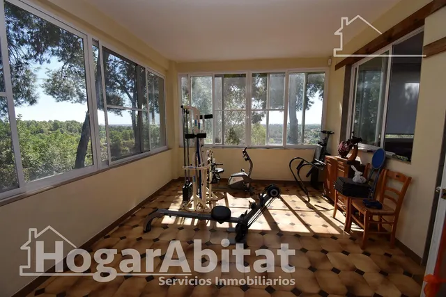 ¡chalet con piscina, zona de aparcamiento, placas solares y gran parcela! — 40