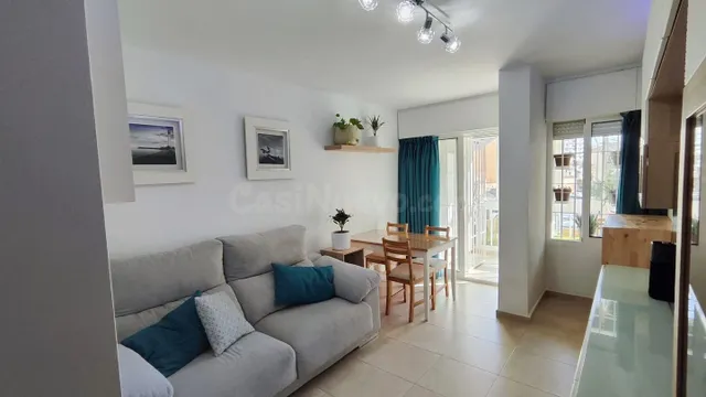Apartamento reformado con piscinas comunitarias en Benalmáde - foto 2
