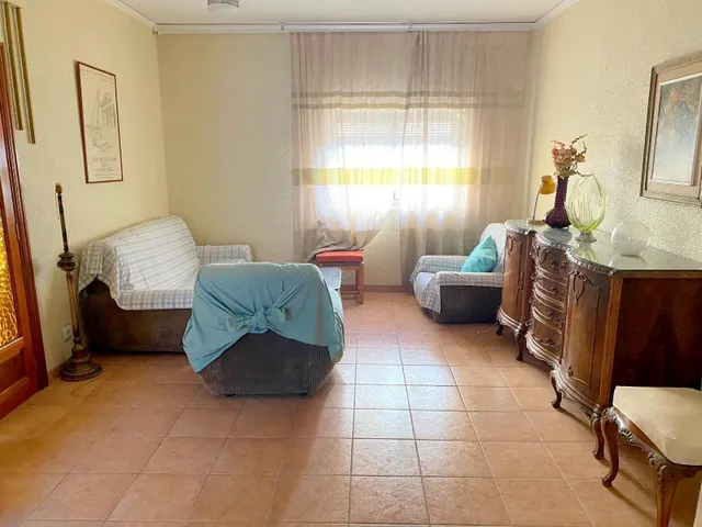 AMPLIA VIVIENDA CON PATIO Y GARAJE — 6