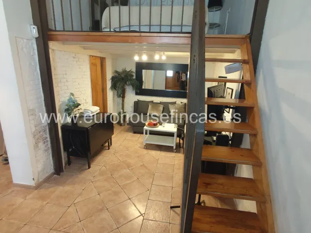 Piso reformado de una habitación con terraza en Finca antigua en Sants. — 2