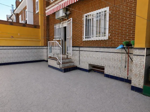 Chalet Adosado en zona Ctra. Ugena, de 5 Dormitorios 3 baños