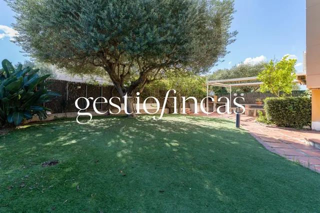 Espectacular bajo con gran jardín privado, piscina y parking a 5 minutos del mar — 31