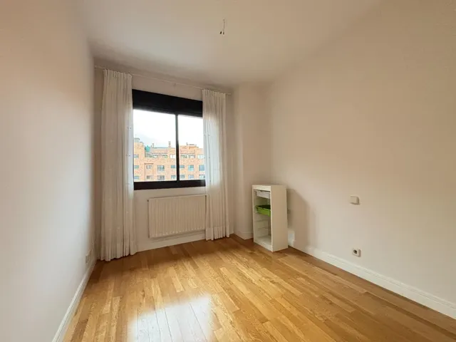Piso EXTERIOR de 3 DORM con 2 plazas de garaje y piscina en Sanchinarro — 13