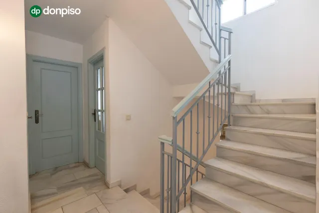 Casa independiente con piscina en La Zubia. — 17