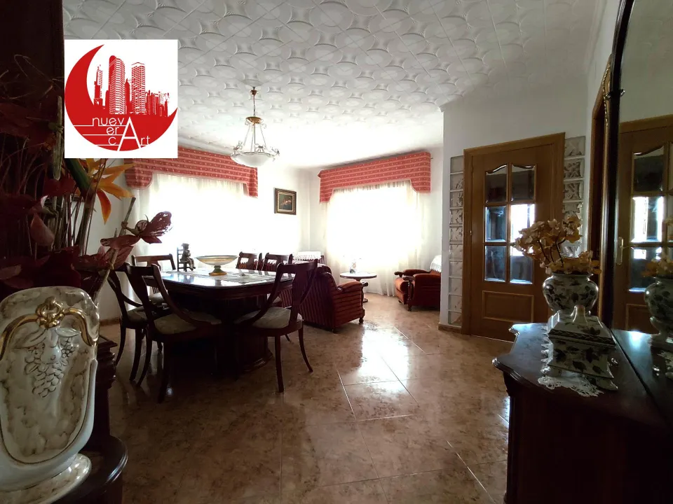 ¡Piso en planta baja en venta de 3 dormitorios, 2 baños y amplio jardín en El Algar!