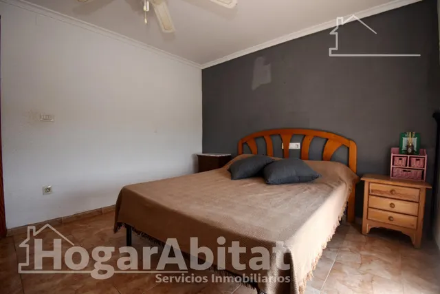 CHALET RÚSTICO CON PISCINA, TERRAZA Y PARKING — 36
