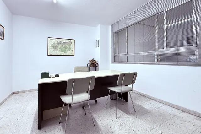 Este no es un aparcamiento cualquiera; es el mítico Garaje Villafontana. — 25