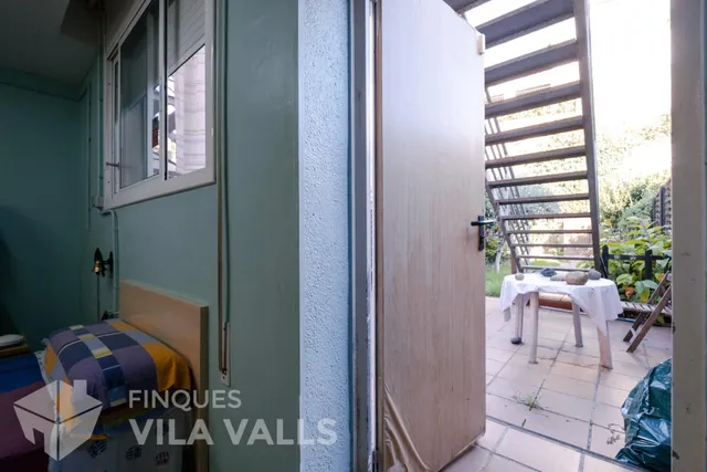 Casa adosada de tres plantas con jardín, terrazas y espacio tipo loft en garaje — 38