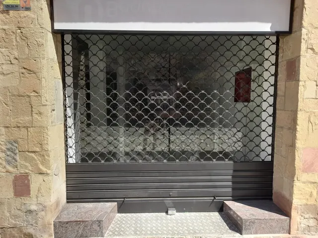 Gran local comercial de 275m2 con patio en la Eixample — 17