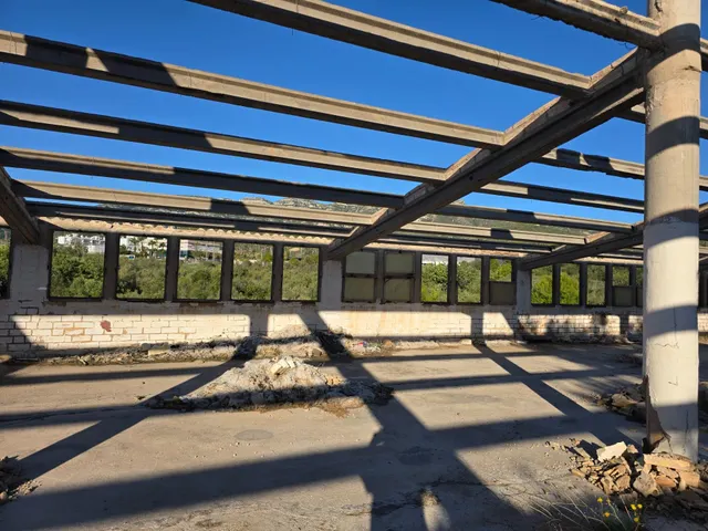 PARCELA DE 2.000 m2 CON EDIFICACIÓN DE 900 m2 — 13