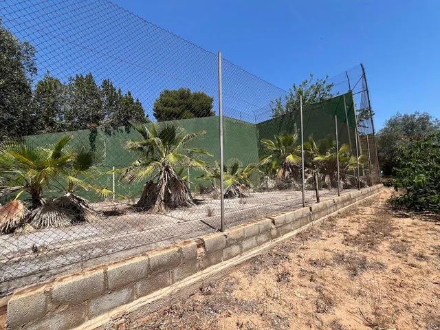 Terreno urbano en Torrent con edificación y frontenis. — 32