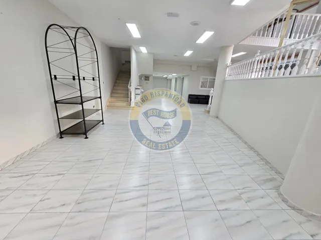 Bajo comercial de gran visibilidad — 13