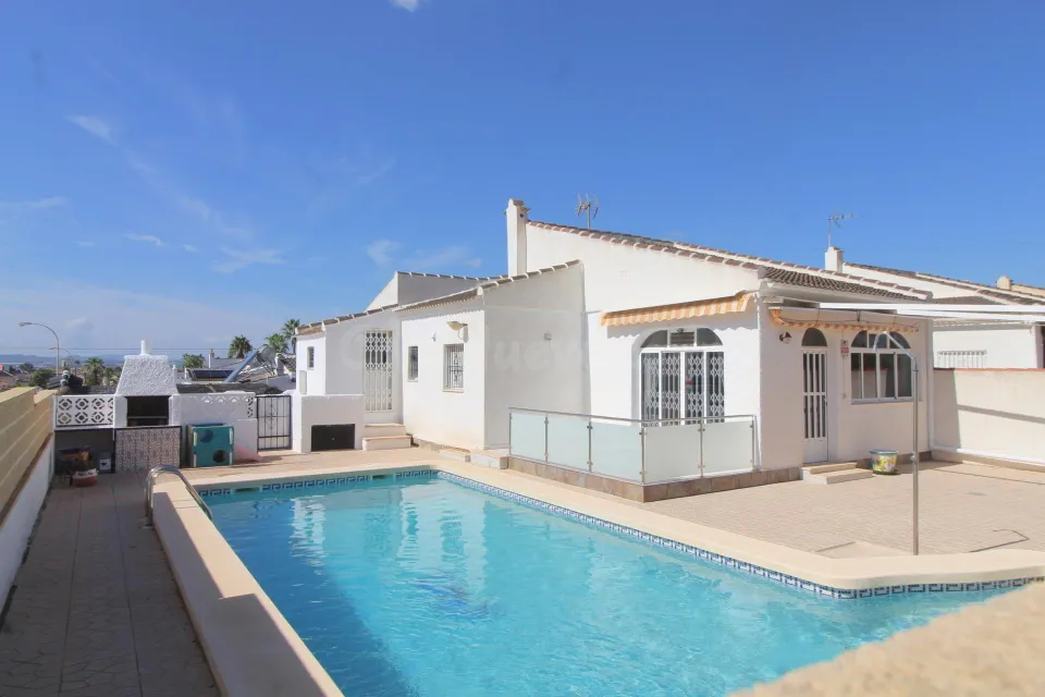 Chalet independiente con piscina privada, jardín y garaje en El Chaparral, Torrevieja