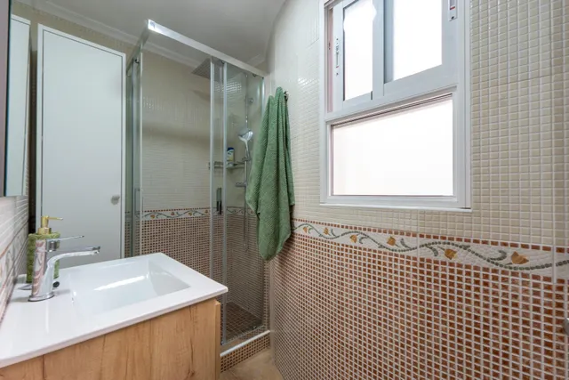 Ático renovado con estilo y balcón cerca de la playa — 15