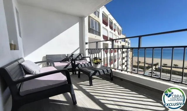 Apartamento en Primera Línea de Mar, Reformado, con Terraza  - foto 2