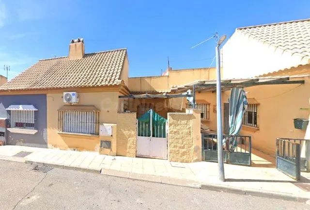SE VENDE casa adosada OKUPA en C Cerrito Pinar 39 de Villanu - foto 2