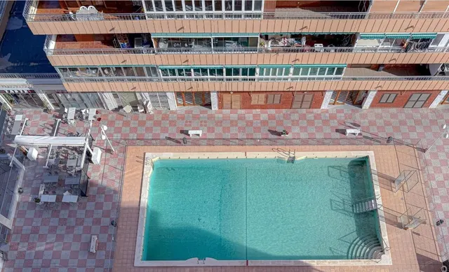 Ático reformado con vistas al mar, enorme terraza y piscina a 50 m de la playa en Torrevieja — 37