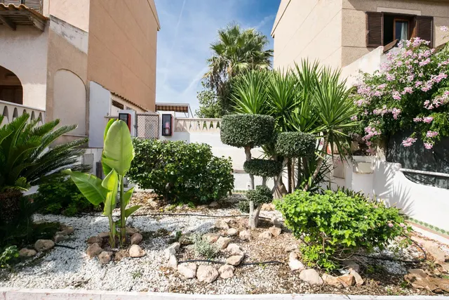 Bungalow adosado de tres plantas con vistas al mar — 30