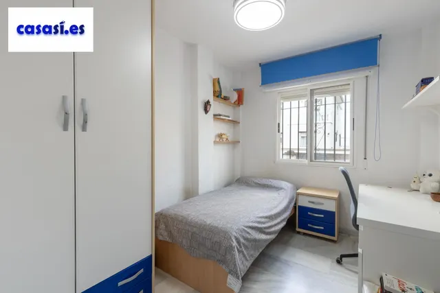 Casa independiente con piscina en La Zubia. — 11