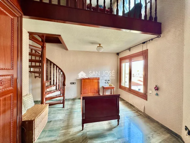 SE VENDE CASA CON PISCINA EN GLORIETA DE NOVELDA. — 7