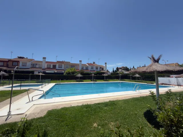 Vive en Simón Verde: Casa pareada con patio, garaje cubierto, piscina y el metro a un paso. — 36