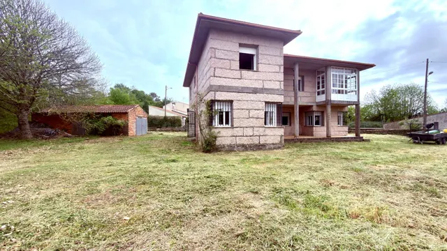 SE VENDE CASA DE PIEDRA CON FINCA EN A BARRELA CON 5 habitac