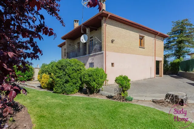 Casa de 5 dormitorios con terreno en Angüés - foto 2