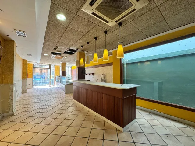 ¿Buscas un espacio listo para arrancar tu panadería-cafetería a solo unos pasos del Mediterráneo? Este amplio local en pleno centro de Pinedo combina la afluencia turística de la playa con la cli — 23