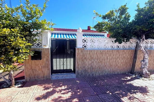 Bungalow reformado con 2 dormitorios, 1 baño y una amplia terraza frontal. Zona tranquila cerca de colegios y con buenas conexiones de transporte público. — 27