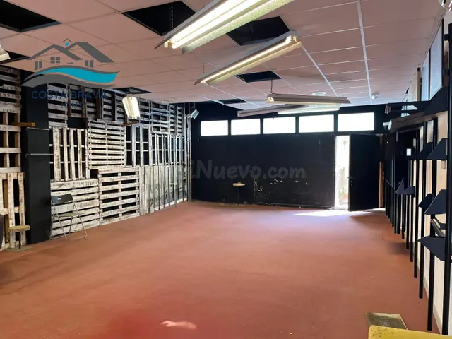 GRAN LOCAL COMERCIAL CÉNTRICO CON SALIDA DE HUMOS Y PATIO - foto 3