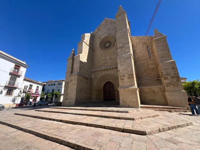 Gran casa con garaje y Local en Plaza Santa Marina — 28