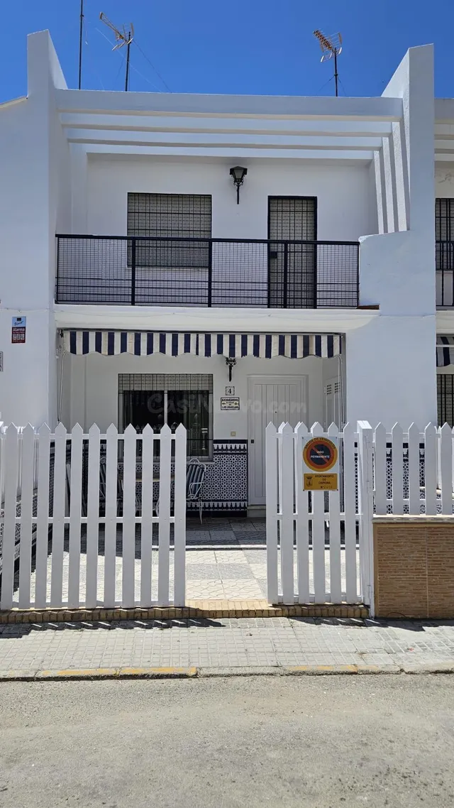 Casa adosada de 4 dormitorios con gran porche, patio y terra