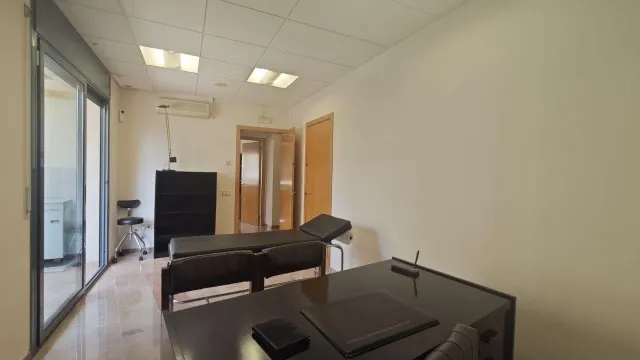 Amplio local comercial con varios despatxos en pleno eje comercial de Manresa — 9