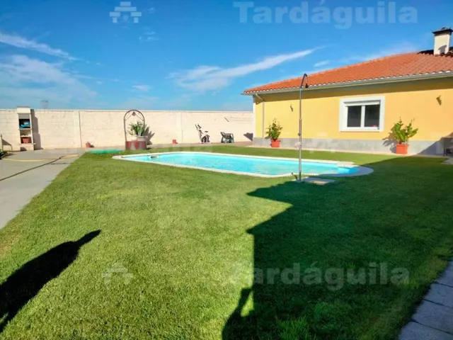 CHALET  INDEPENDIENTE EN URBANIZACION DE VILLAMAYOR — 31