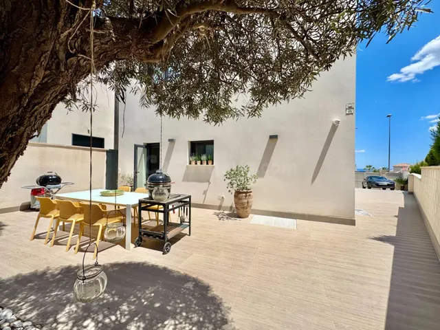 elegante villa con vistas parciales al mar. — 3