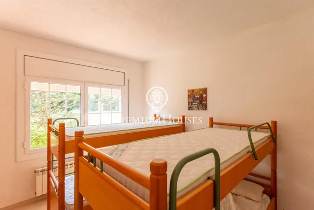 Casa independiente con piscina interior y jardín en venta en Calella — 13