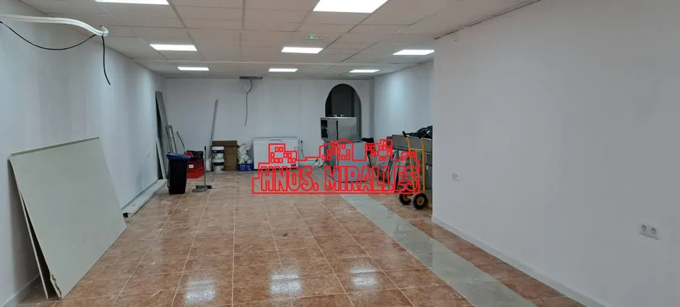 Local Comercial Recién Reformado en Zona Estratégica Cercana a la Plaza Barcelona