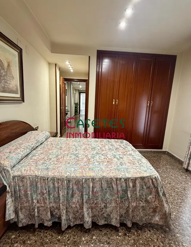 AMPLIA VIVIENDA CON PLAZA GARAJE DOBLE-CERRADA. — 25