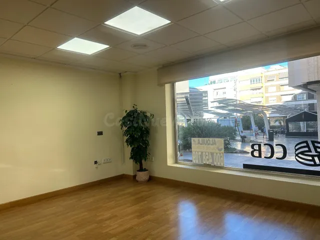 LOCAL COMERCIAL PLAZA DEL TEATRO A 2 CALLES DEL MAR — 2