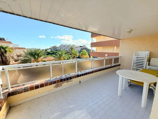 Apartamento con una gran terraza esquinera en  la urbanización Arpón II, en el kilómetro 4 de La Manga del Mar Menor. — 8