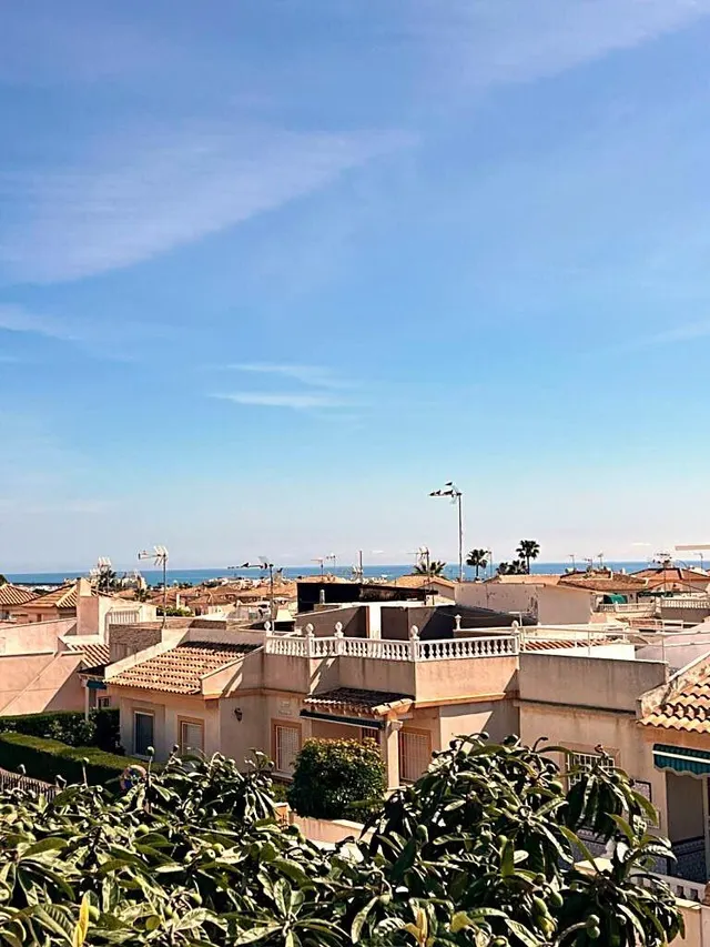 Bungalow con piscina comunitaria, Alicante, Orihuela Costa. 3 habitaciones, 105 m2, 3 kilómetros del mar — 41