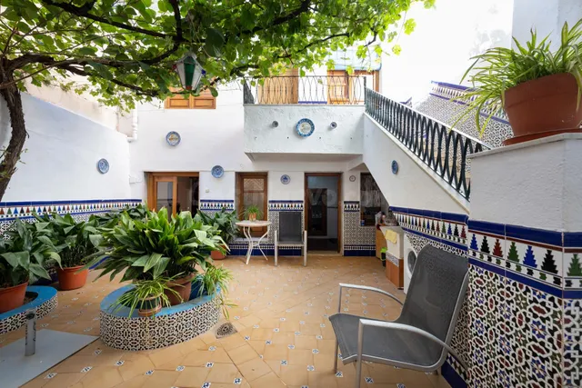 Casa con bajo comercial, bodega y terraza en pleno corazón d - foto 2